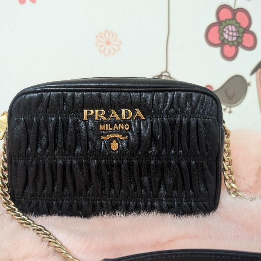 PRADA 普拉達 金屬logo 抓皺小羊皮 斜揹 金鍊 相機包 (黑)-0