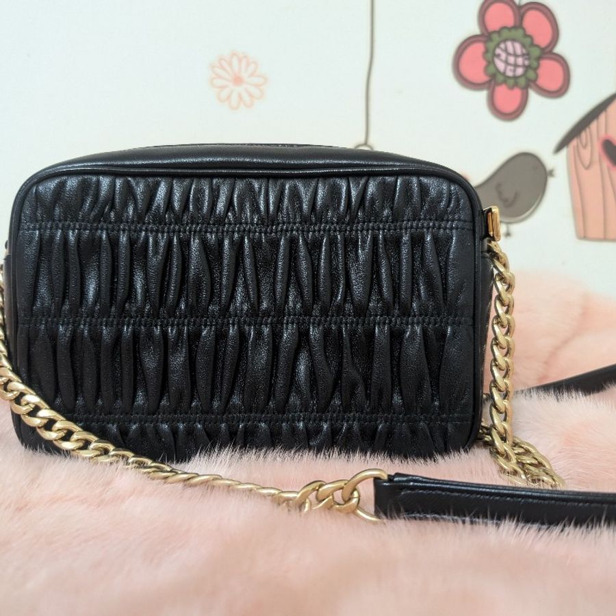 PRADA 普拉達 金屬logo 抓皺小羊皮 斜揹 金鍊 相機包 (黑)-1