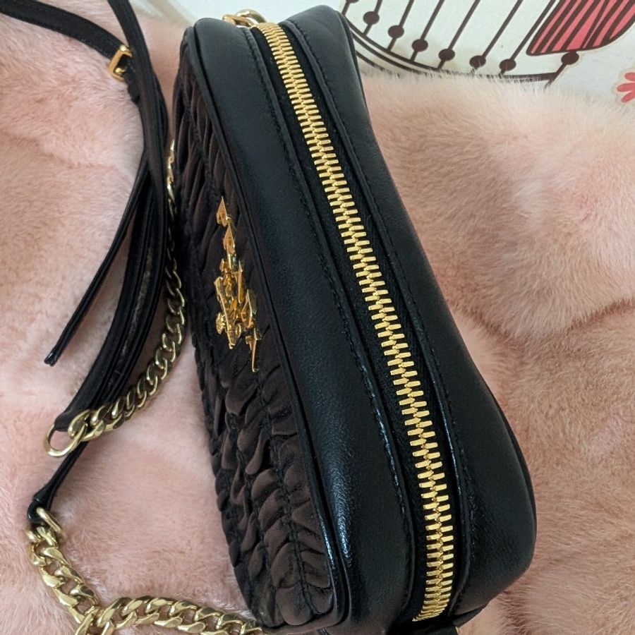 PRADA 普拉達 金屬logo 抓皺小羊皮 斜揹 金鍊 相機包 (黑)-8