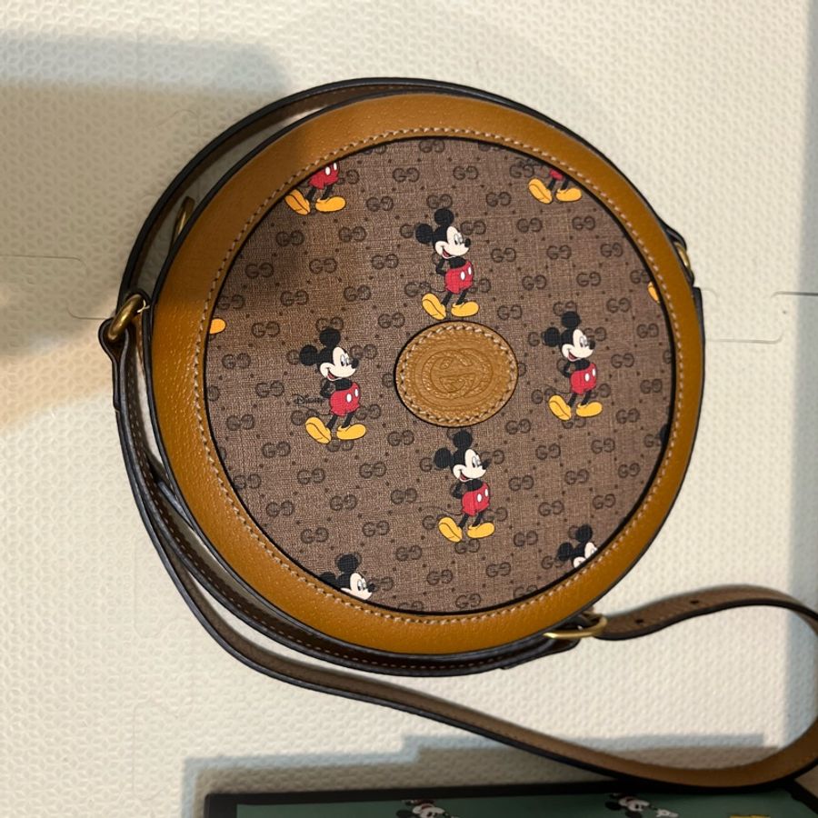 GUCCI x Disney x Gucci 迪士尼米奇聯名款印花帆布皮革圓餅肩背/斜背包-0