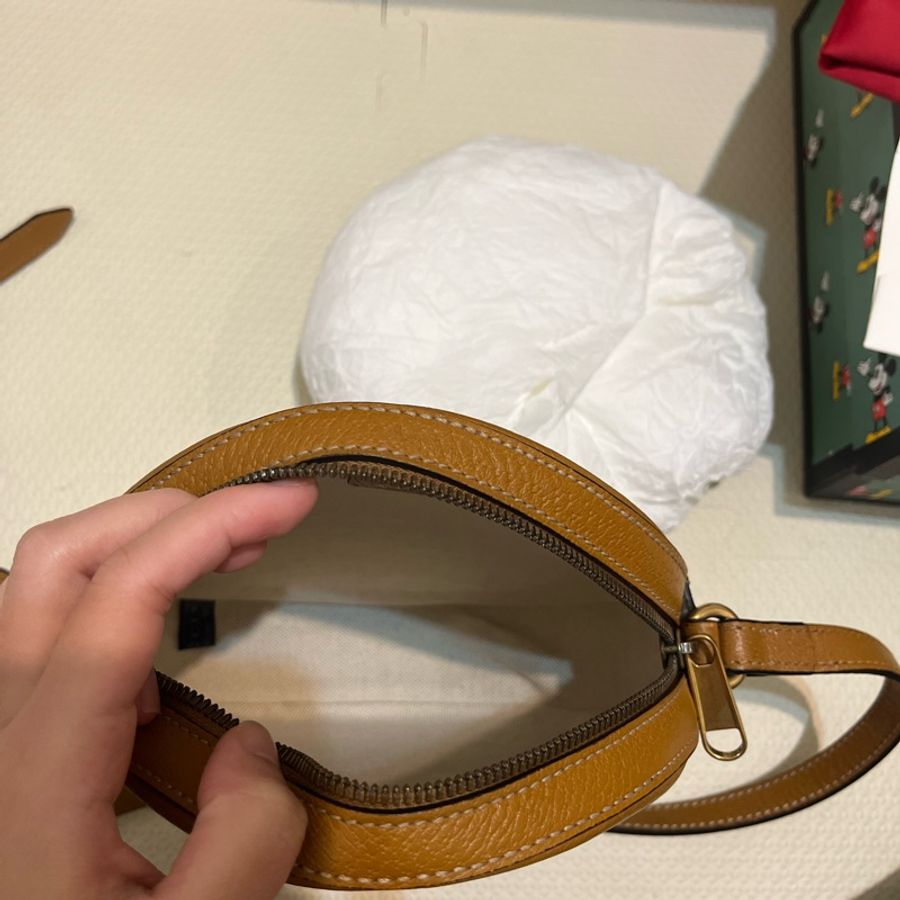 GUCCI x Disney x Gucci 迪士尼米奇聯名款印花帆布皮革圓餅肩背/斜背包-10