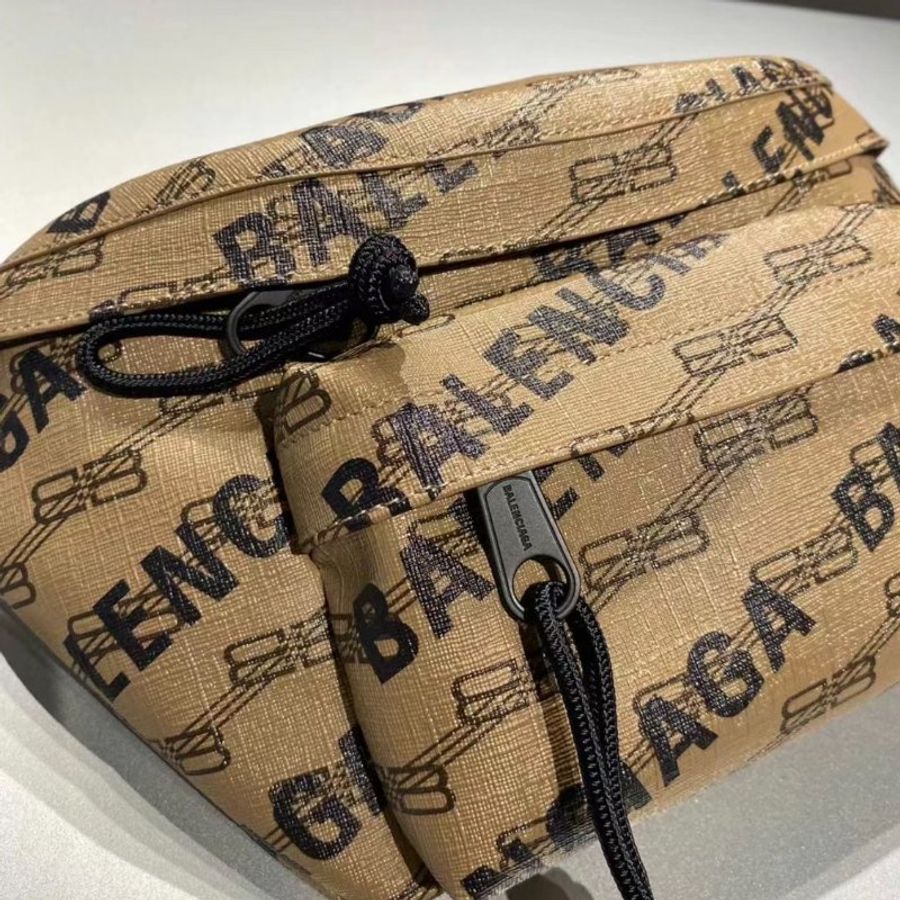 《黑五限時折扣》Balenciaga 713042 BB老花塗層帆布腰包/胸前包 棕色-1