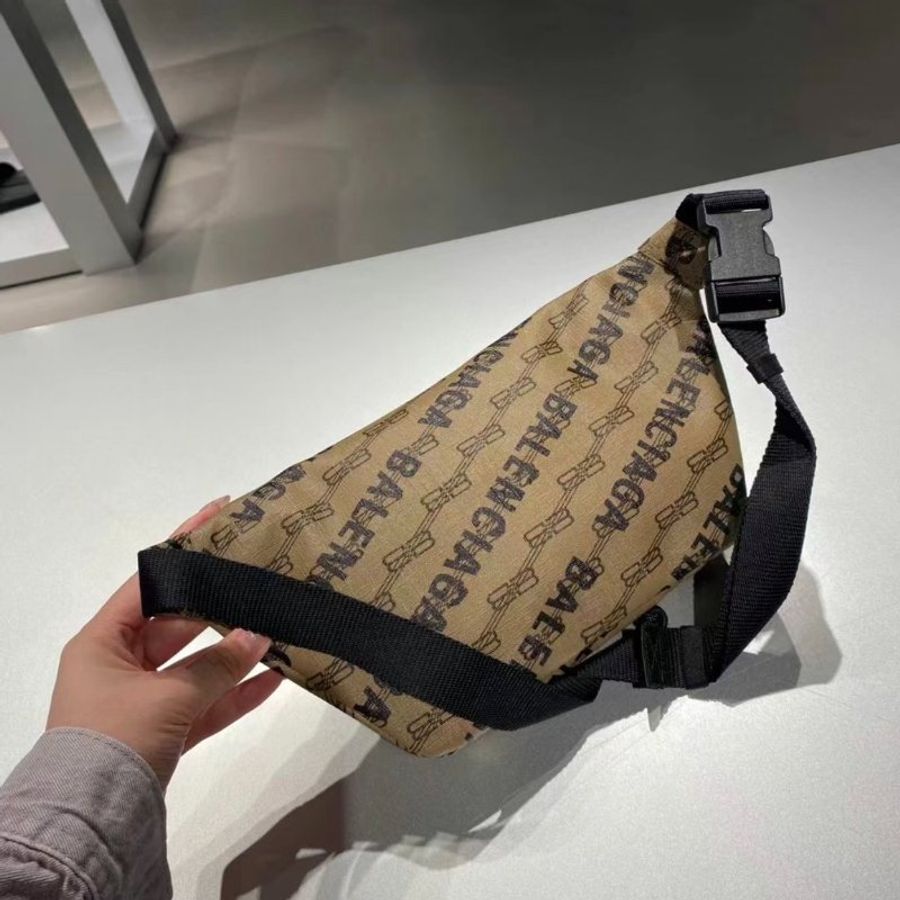 《黑五限時折扣》Balenciaga 713042 BB老花塗層帆布腰包/胸前包 棕色-2
