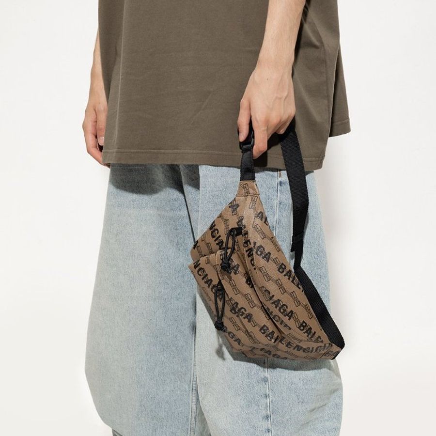 《黑五限時折扣》Balenciaga 713042 BB老花塗層帆布腰包/胸前包 棕色-4