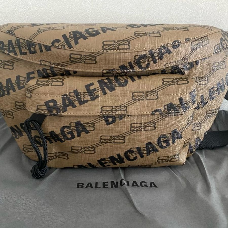 《黑五限時折扣》Balenciaga 713042 BB老花塗層帆布腰包/胸前包 棕色-6