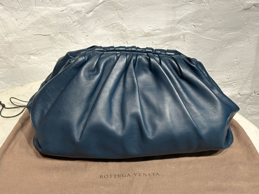 Bottega Veneta 大號雲朵包 墨藍色 Pouch 小牛皮手拿-0
