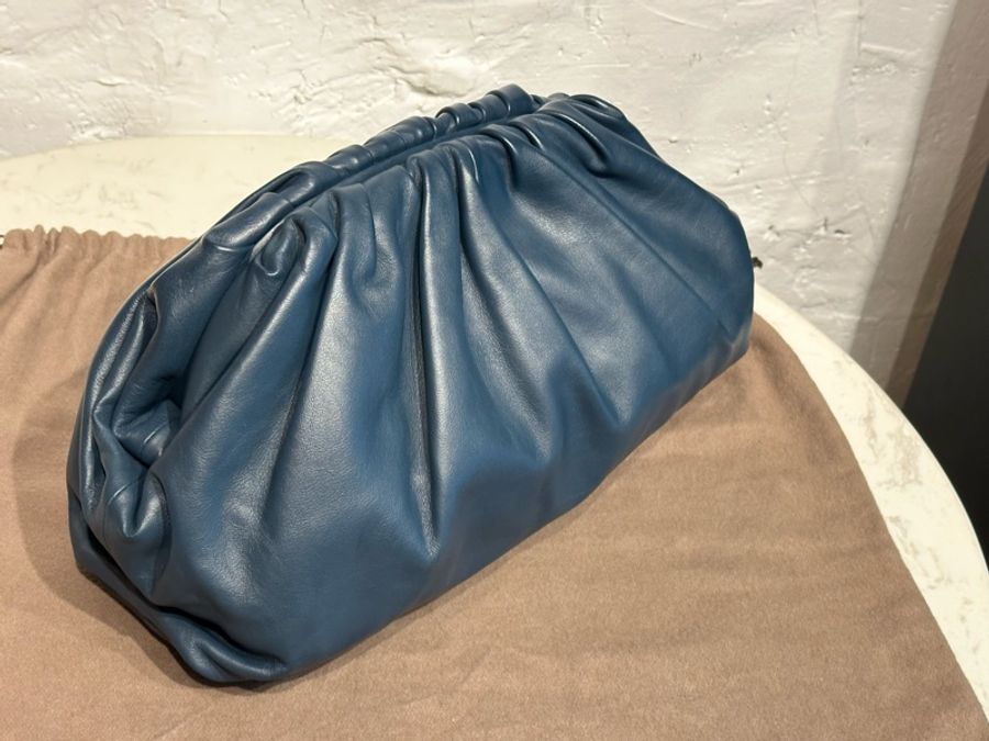 Bottega Veneta 大號雲朵包 墨藍色 Pouch 小牛皮手拿-1