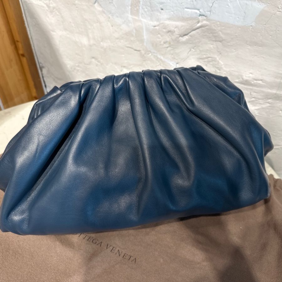 Bottega Veneta 大號雲朵包 墨藍色 Pouch 小牛皮手拿-8