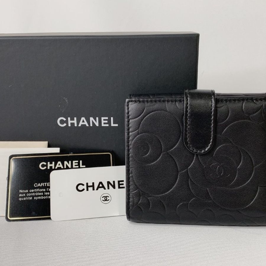 CHANEL 小羊皮山茶花壓紋短夾-1