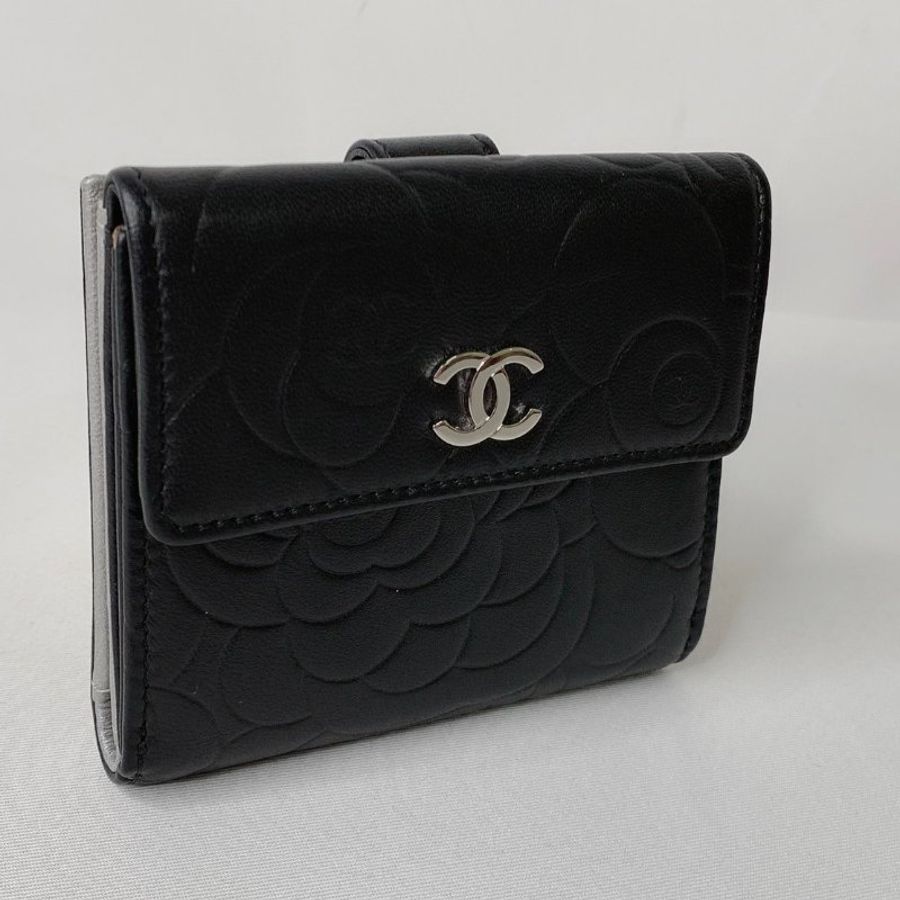 CHANEL 小羊皮山茶花壓紋短夾-3