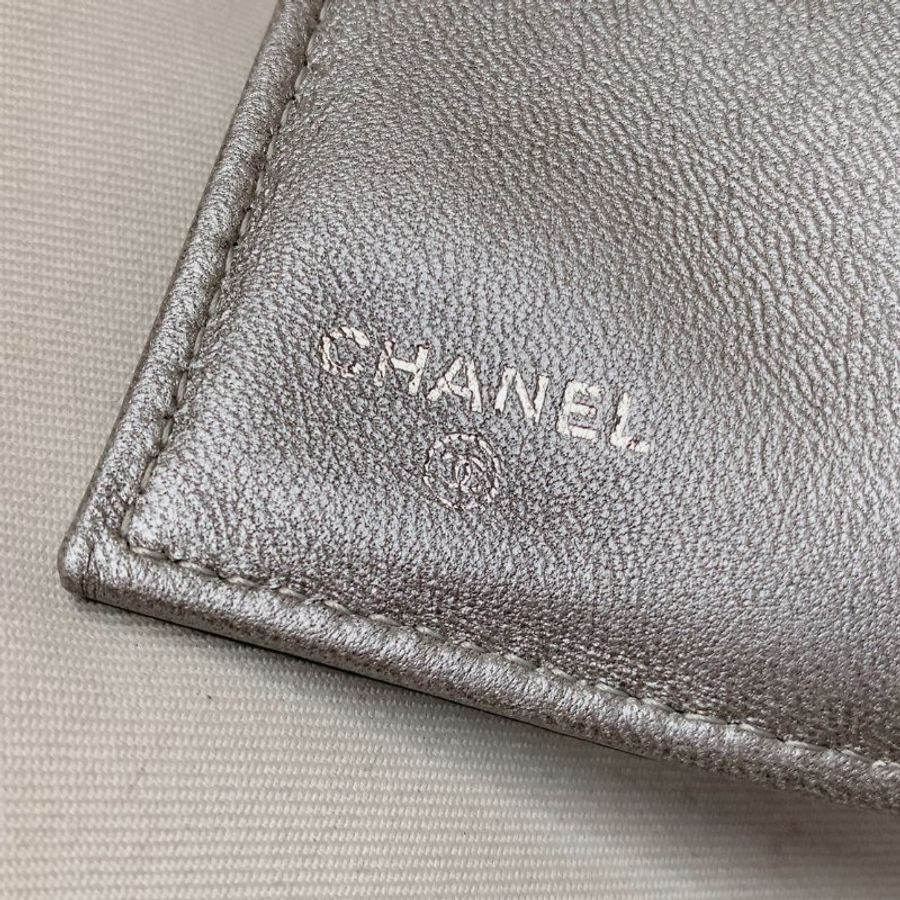 CHANEL 小羊皮山茶花壓紋短夾-10