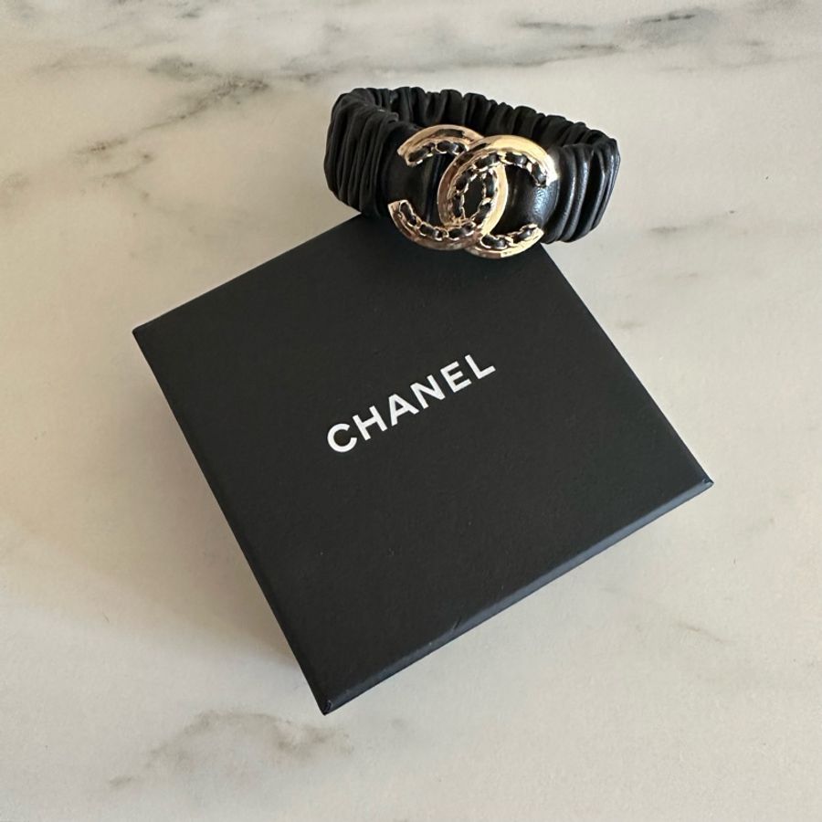 CHANEL ✨ 淡金色雙C大LOGO 皮穿鍊 皮革手環 髮圈-0