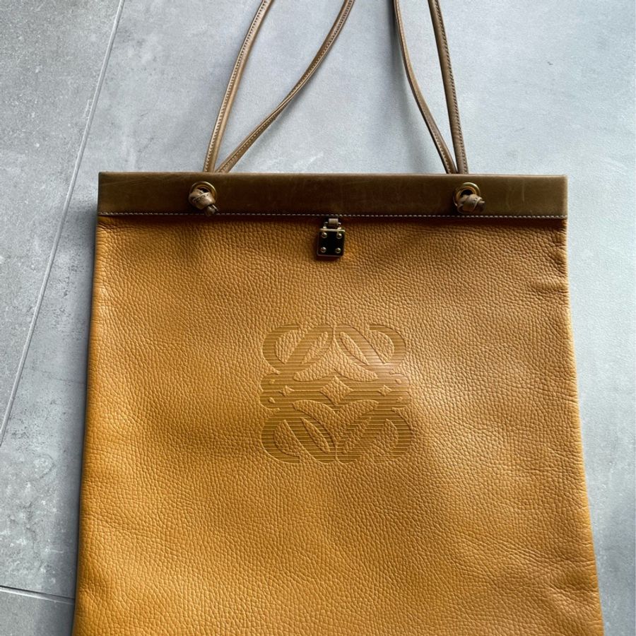 新年禮物 LOEWE 經典Anagram logo 壓紋圖騰真皮肩背包-5