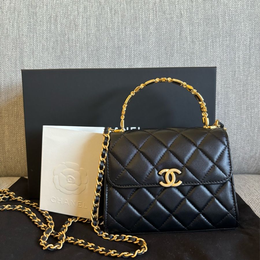 Chanel 22B 黑金 Kelly 琺瑯手柄包中號-0