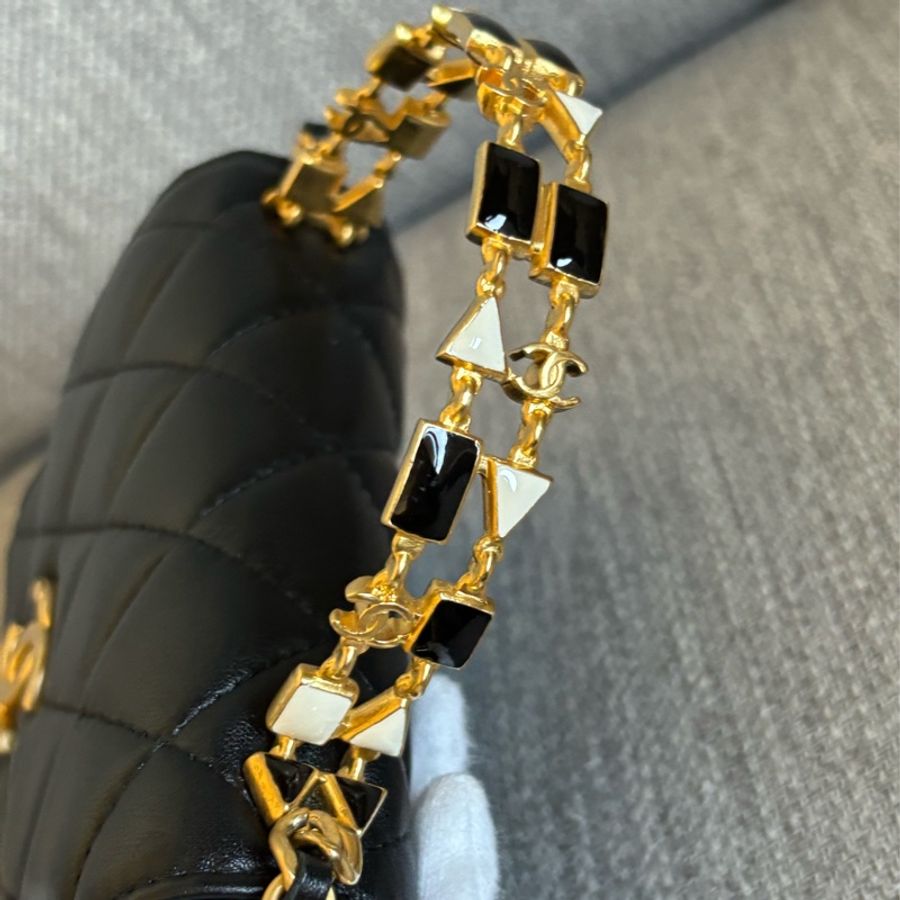 Chanel 22B 黑金 Kelly 琺瑯手柄包中號-19