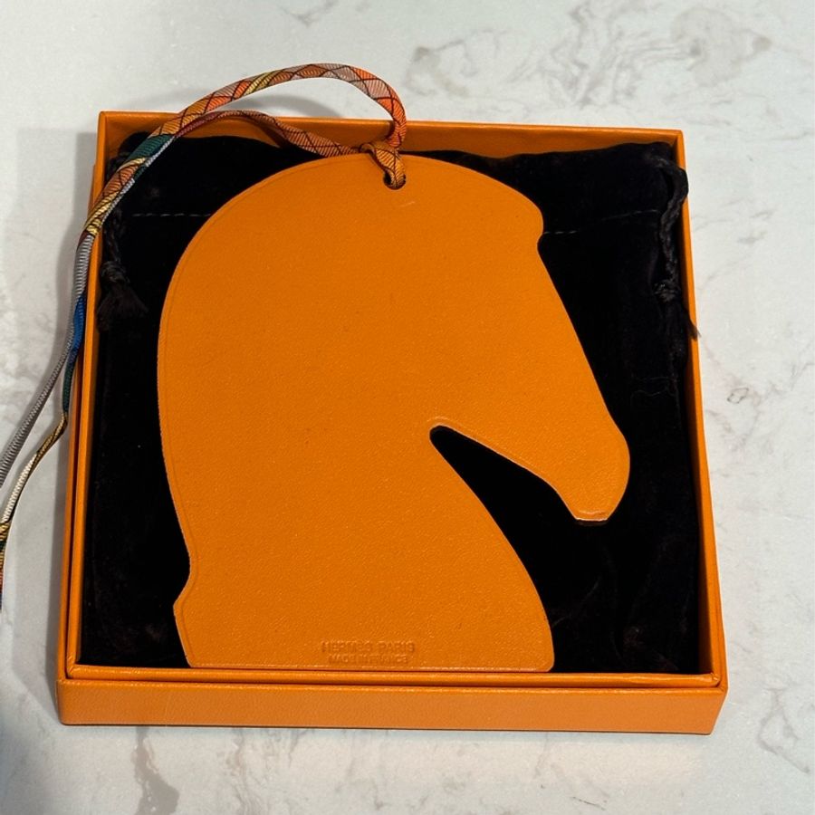 Hermes 愛馬仕 馬頭手工皮雕包包吊飾(橘白色)-0