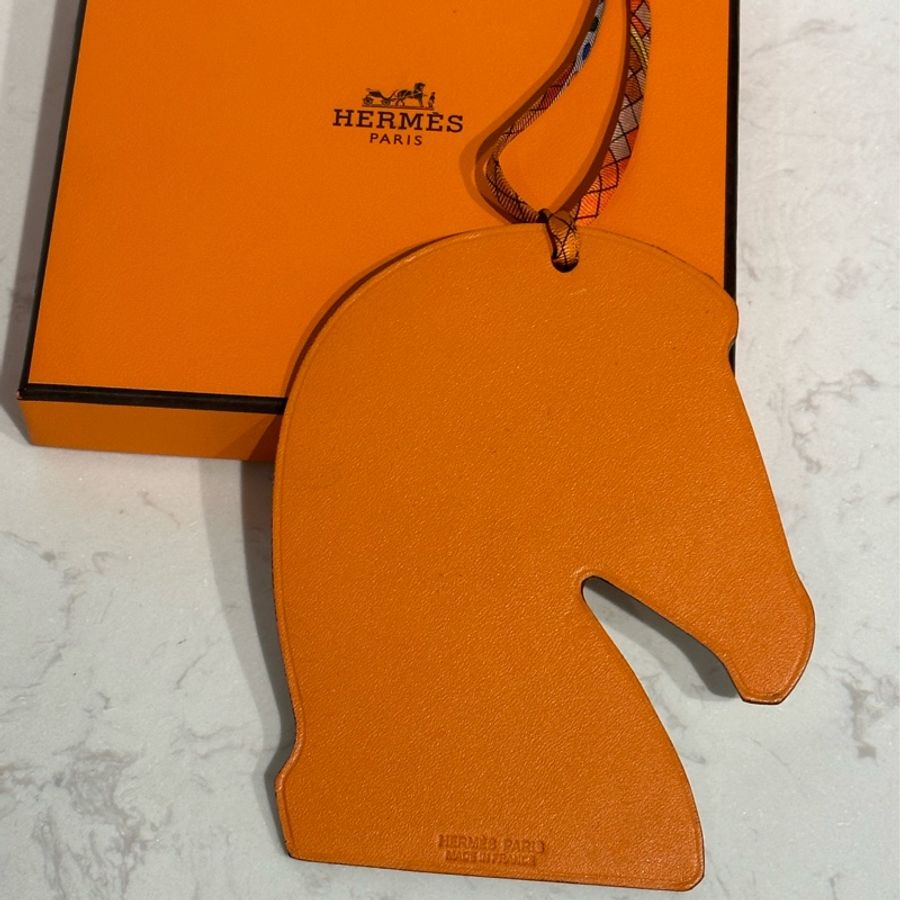 Hermes 愛馬仕 馬頭手工皮雕包包吊飾(橘白色)-2