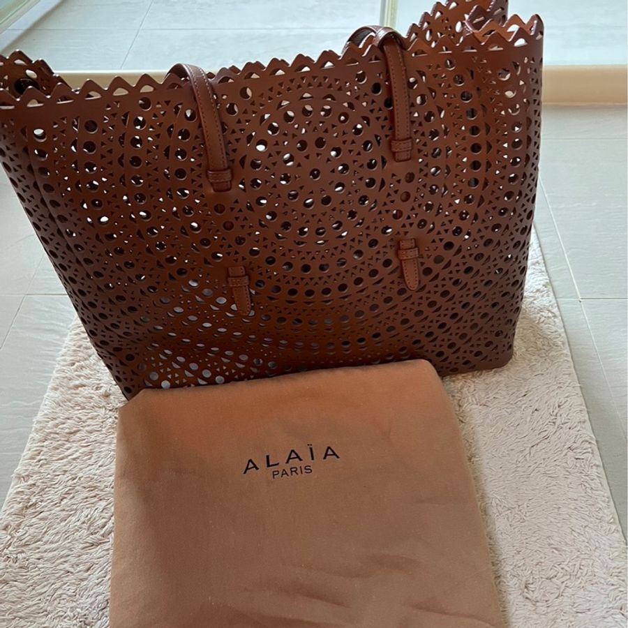 Alaia 咖啡色牛皮鏤空shopping tote-0