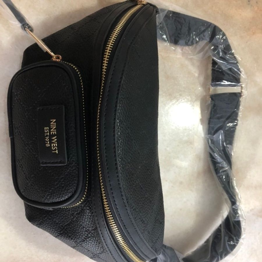 NINE WEST 壓紋斜背胸包-1