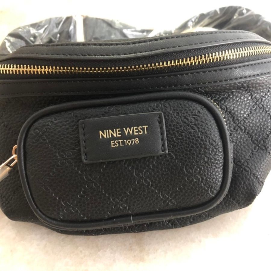 NINE WEST 壓紋斜背胸包-2