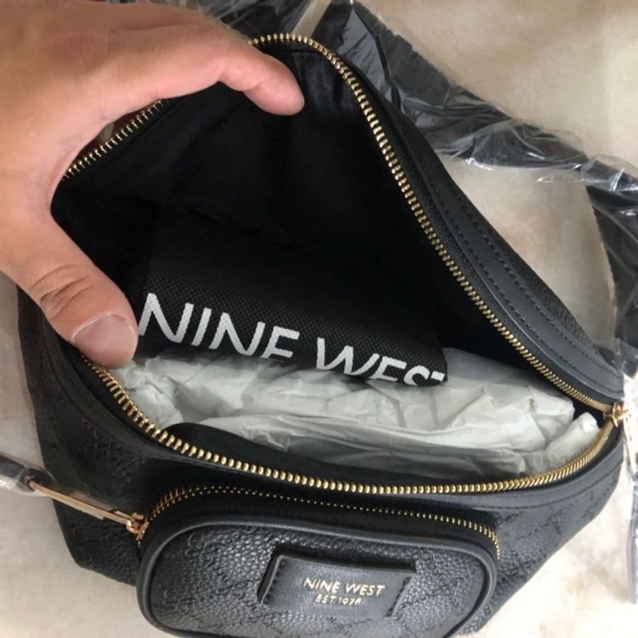 NINE WEST 壓紋斜背胸包-3