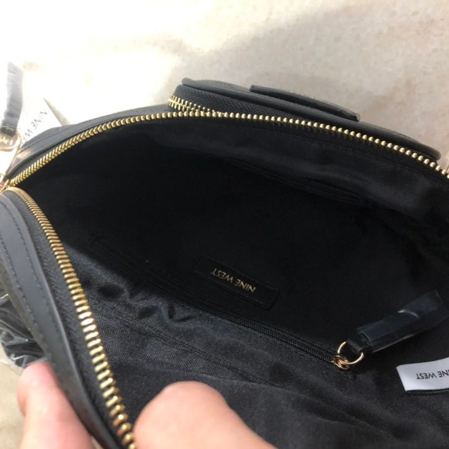NINE WEST 壓紋斜背胸包-4