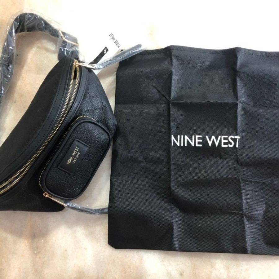 NINE WEST 壓紋斜背胸包-5