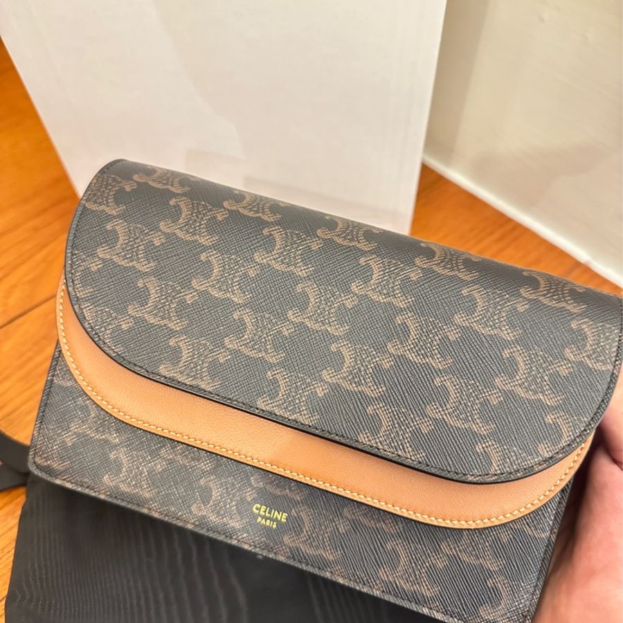 CELINE 凱旋門滿版LOGO WOC斜背包-1