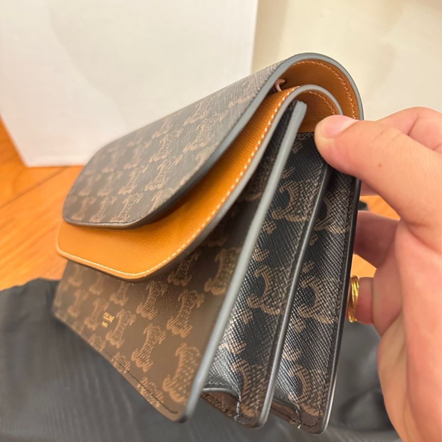 CELINE 凱旋門滿版LOGO WOC斜背包-3