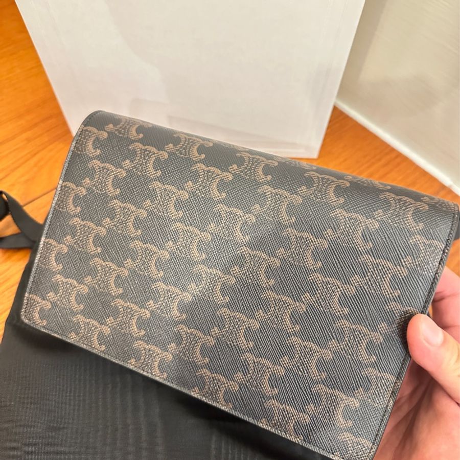 CELINE 凱旋門滿版LOGO WOC斜背包-4