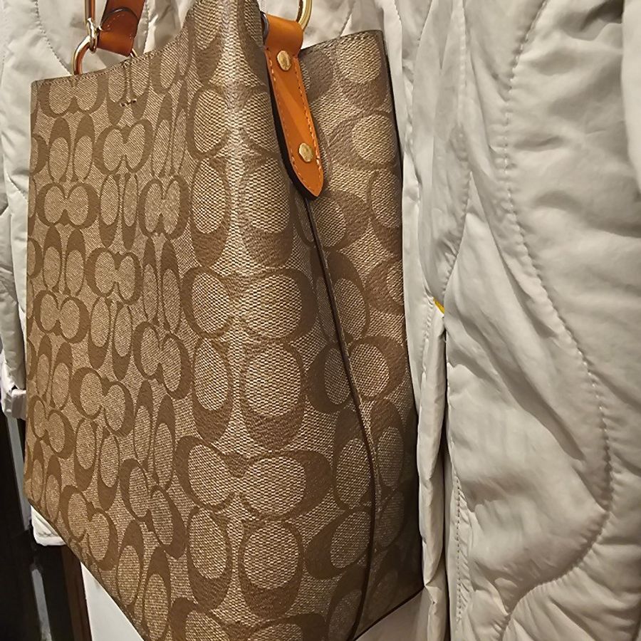 Coach橘帶老花咖啡c logo水桶包-7