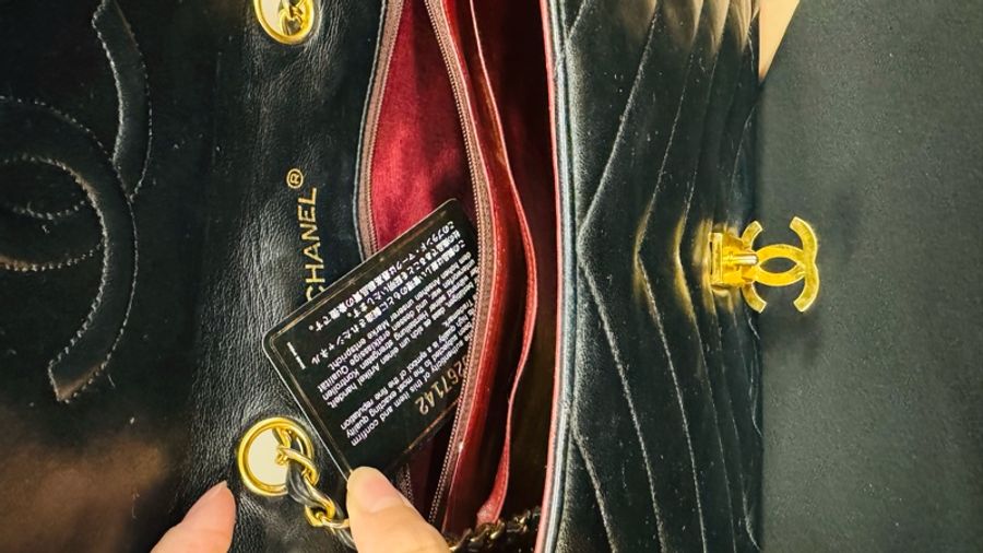 Chanel Vintage 老香黑金信封翻釦山型紋雙鏈包 V紋郵差包-11