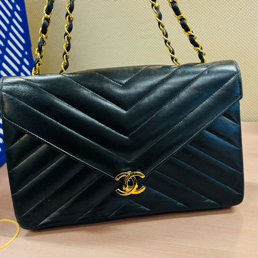Chanel Vintage 老香黑金信封翻釦山型紋雙鏈包 V紋郵差包-12