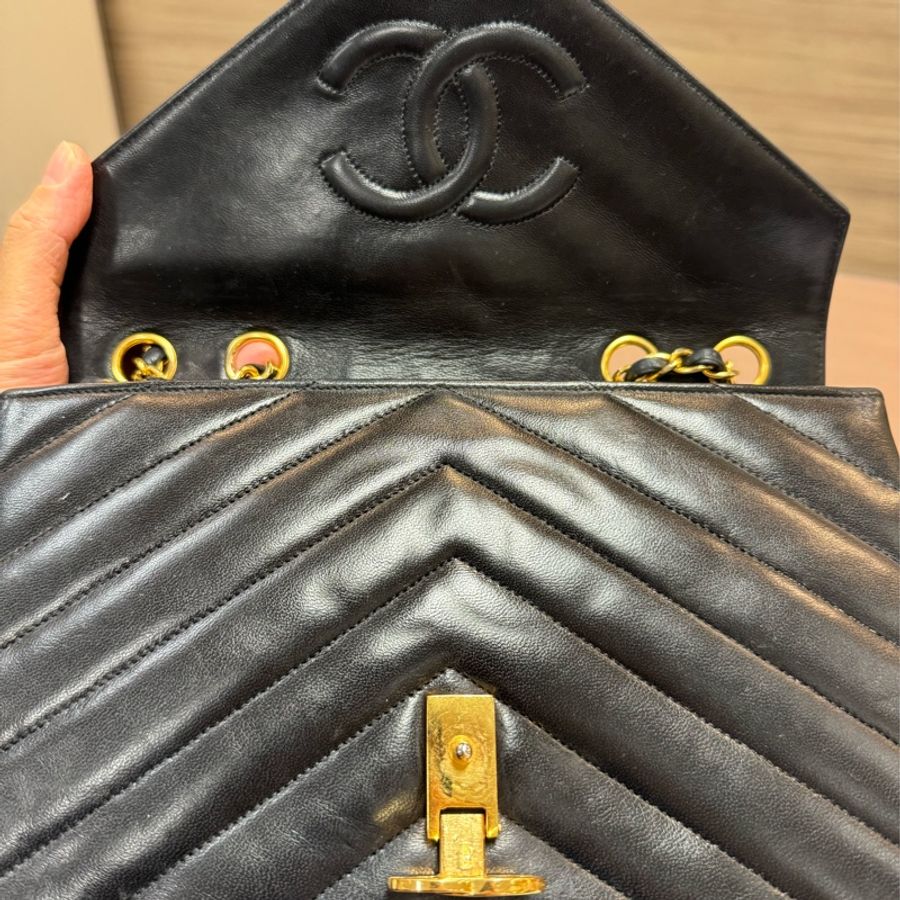 Chanel Vintage 老香黑金信封翻釦山型紋雙鏈包 V紋郵差包-6