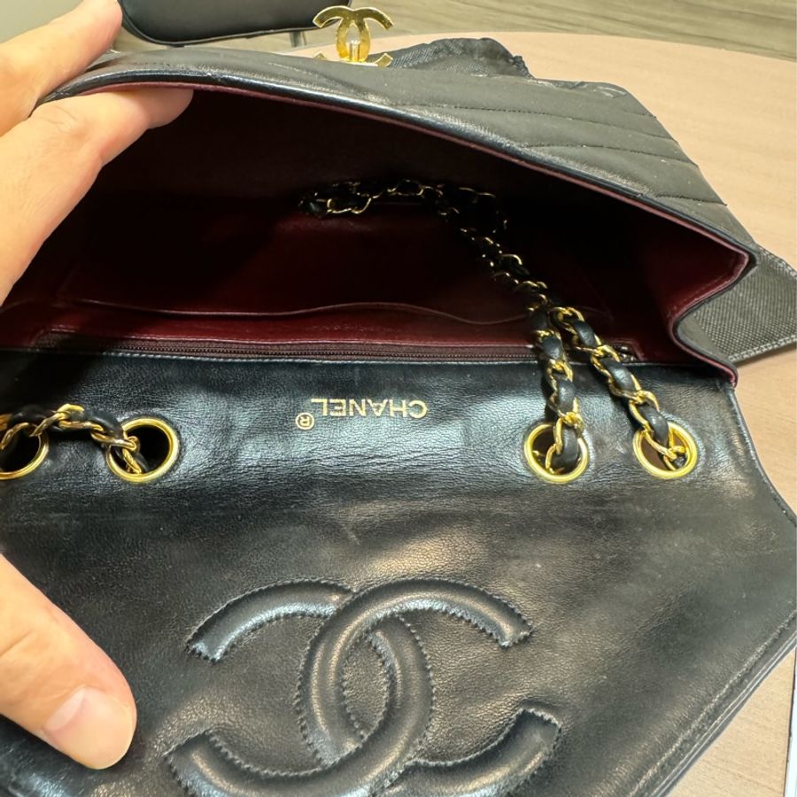 Chanel Vintage 老香黑金信封翻釦山型紋雙鏈包 V紋郵差包-7