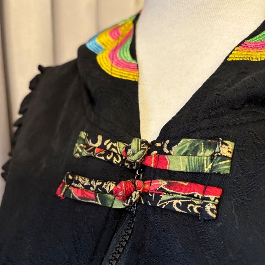 藏私·Collection_變形蟲盤釦刺繡連帽漢風背心-5