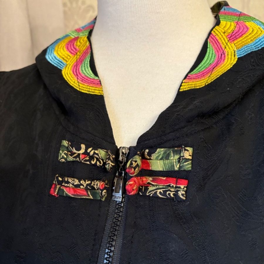 藏私·Collection_變形蟲盤釦刺繡連帽漢風背心-6