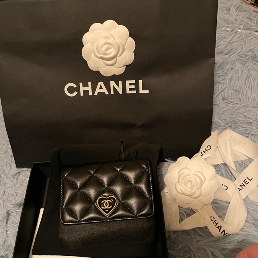 （已售出）Chanel 香奈兒愛心短夾-0