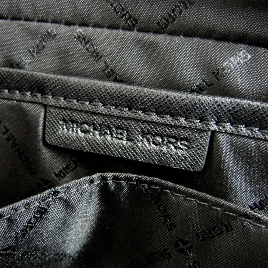 金鐸精品~2306 MICHAEL KORS MK LOGO字紋 黑灰色PVC 側肩背方包 全新品-7