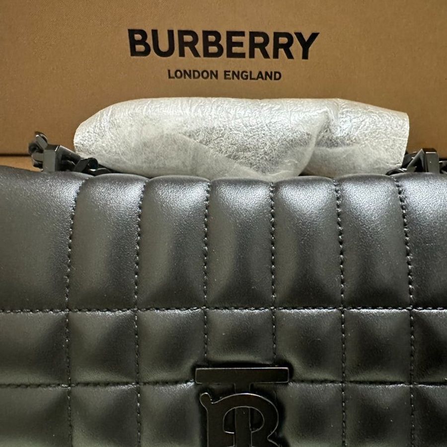 【BURBERRY】9成新!現貨 TB 黑釦 Lola 磁吸翻蓋斜鏈包-7