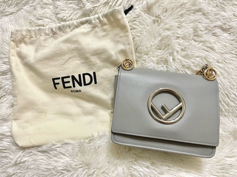 FENDI KAN I F系列經典品牌LOGO牛皮磁釦肩/斜背包(小-珍珠灰)-6