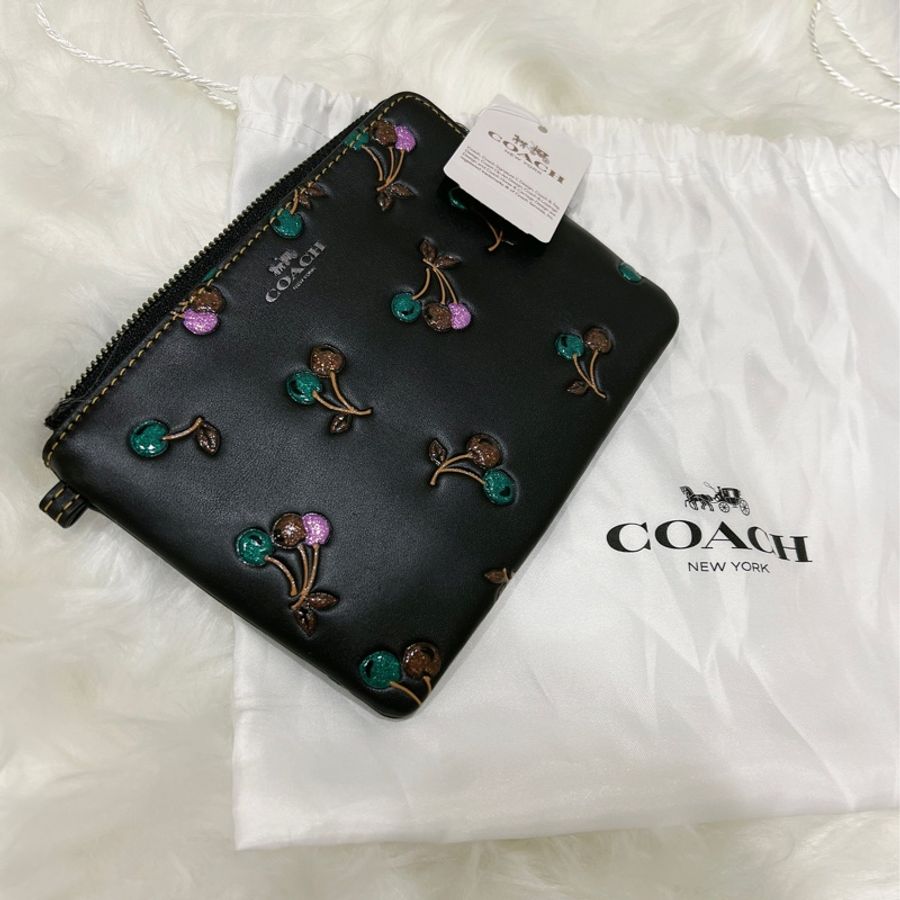 coach黑底繽紛櫻桃🍒手拿包-0
