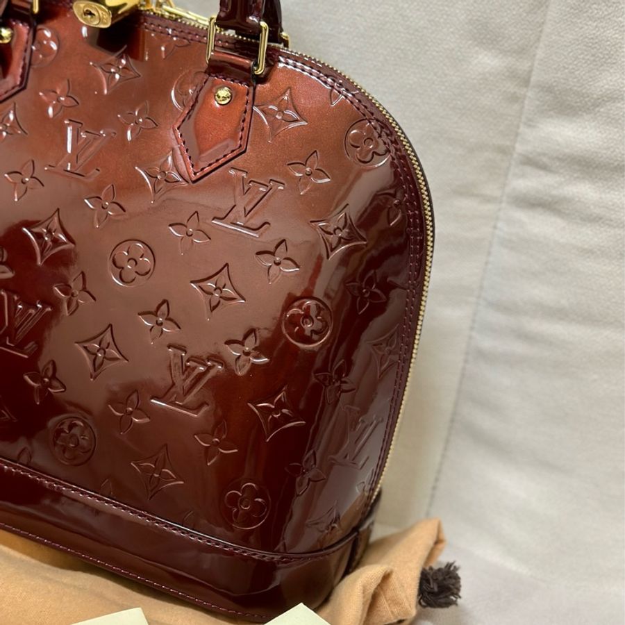 🔥過年必備神包🔥#LV #漆皮 老花 #貝殼包 #手提包 #Alma 車厘子紅 💕 超美的酒紅色 適合各種節慶、職場通勤 氣場滿分 ☑️-6