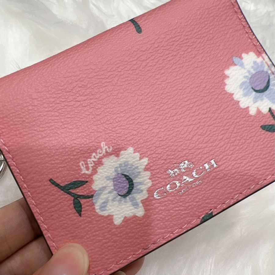 coach小白花煙燻粉卡夾-1