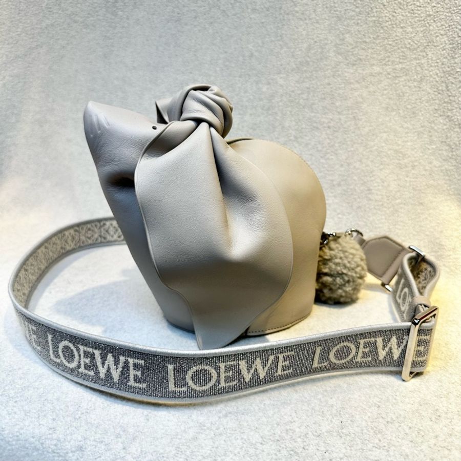 LOEWE BUNNY BAG品牌LOGO壓印兔子造型小牛皮肩背/斜背包(灰色)-1