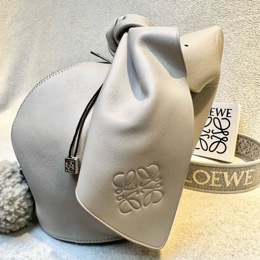 LOEWE BUNNY BAG品牌LOGO壓印兔子造型小牛皮肩背/斜背包(灰色)-2