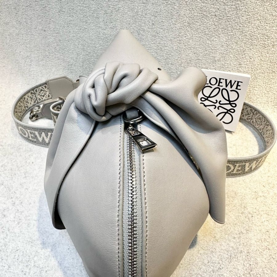 LOEWE BUNNY BAG品牌LOGO壓印兔子造型小牛皮肩背/斜背包(灰色)-3