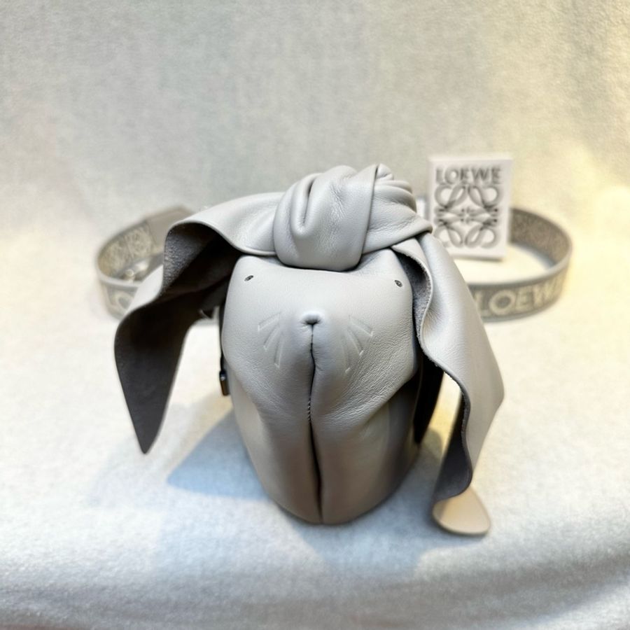 LOEWE BUNNY BAG品牌LOGO壓印兔子造型小牛皮肩背/斜背包(灰色)-4