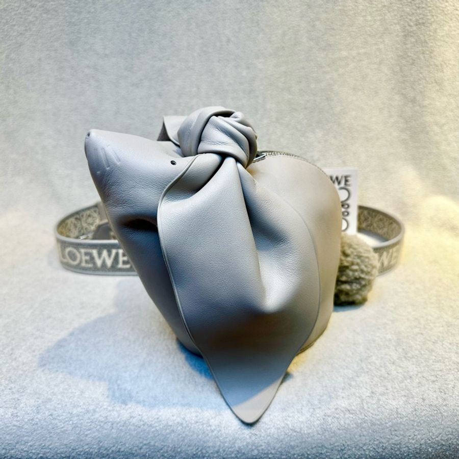 LOEWE BUNNY BAG品牌LOGO壓印兔子造型小牛皮肩背/斜背包(灰色)-5
