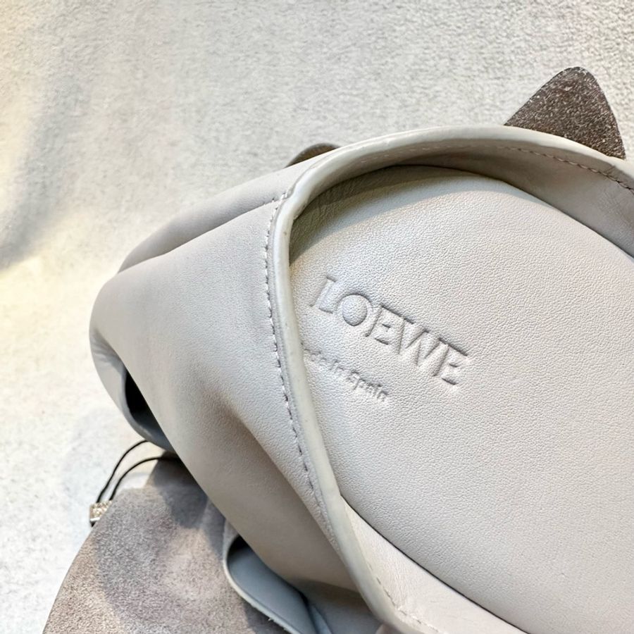 LOEWE BUNNY BAG品牌LOGO壓印兔子造型小牛皮肩背/斜背包(灰色)-6